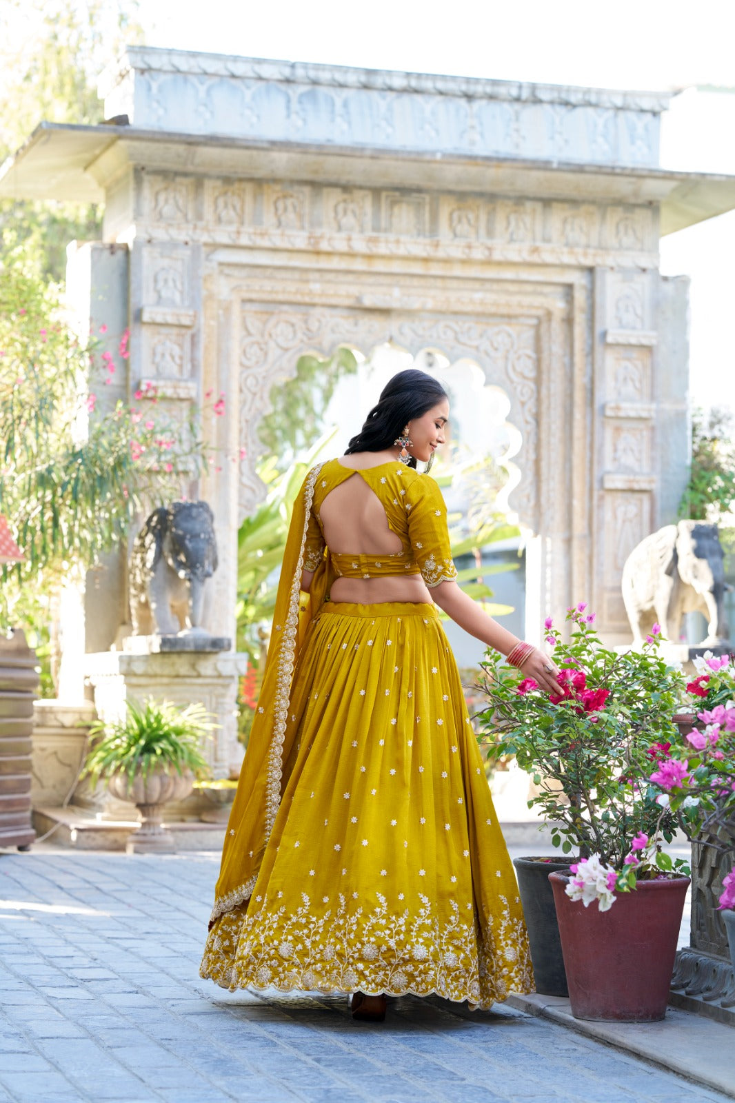 🌷 Lehenga Choli 🌷 A warm embrace of mustard elegance and artistry 🌻
