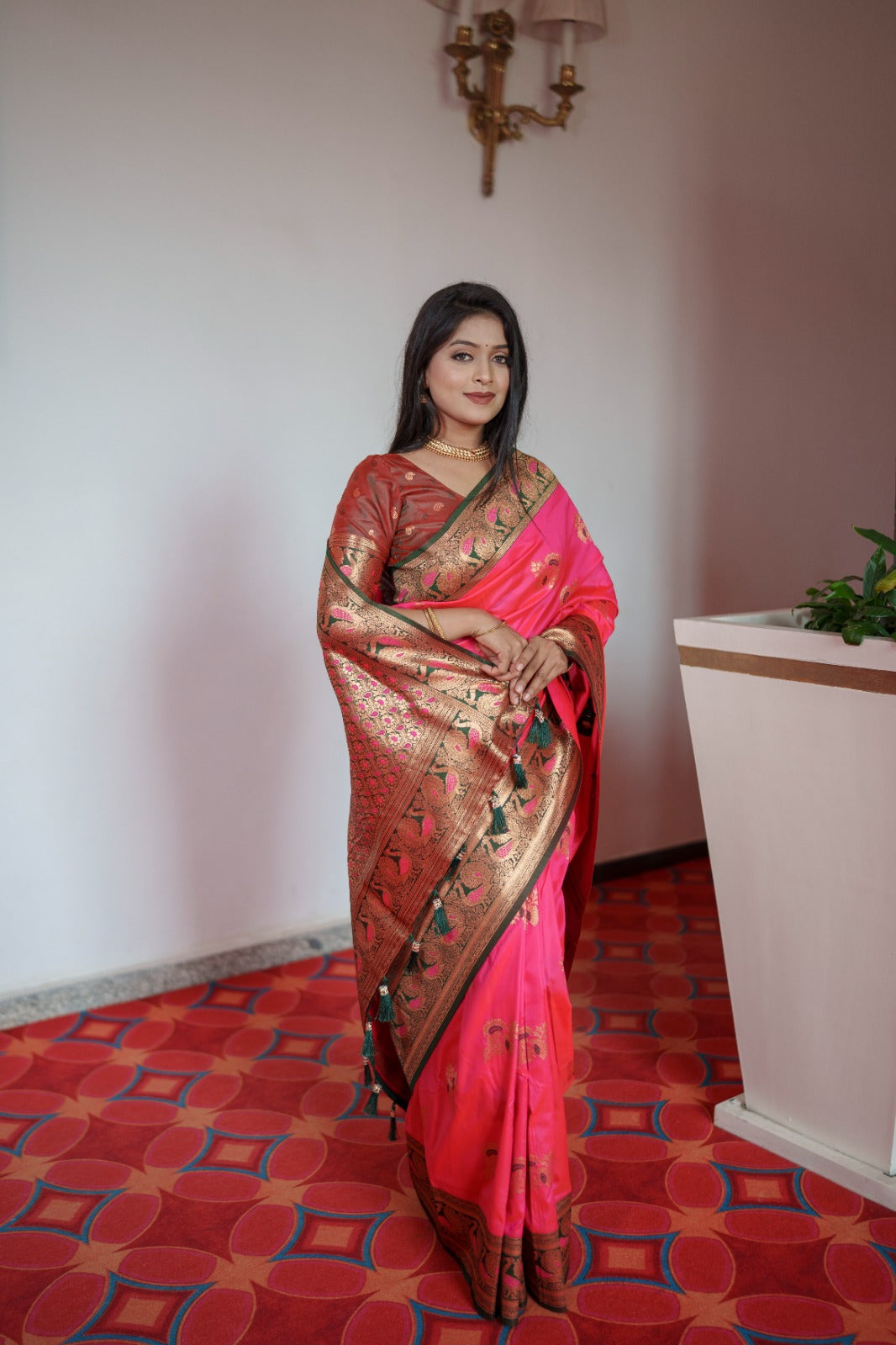 *❣️🦚Peacock hues dancing on silk threads A symphony of tradition in a Paithani saree.🦚❣️*