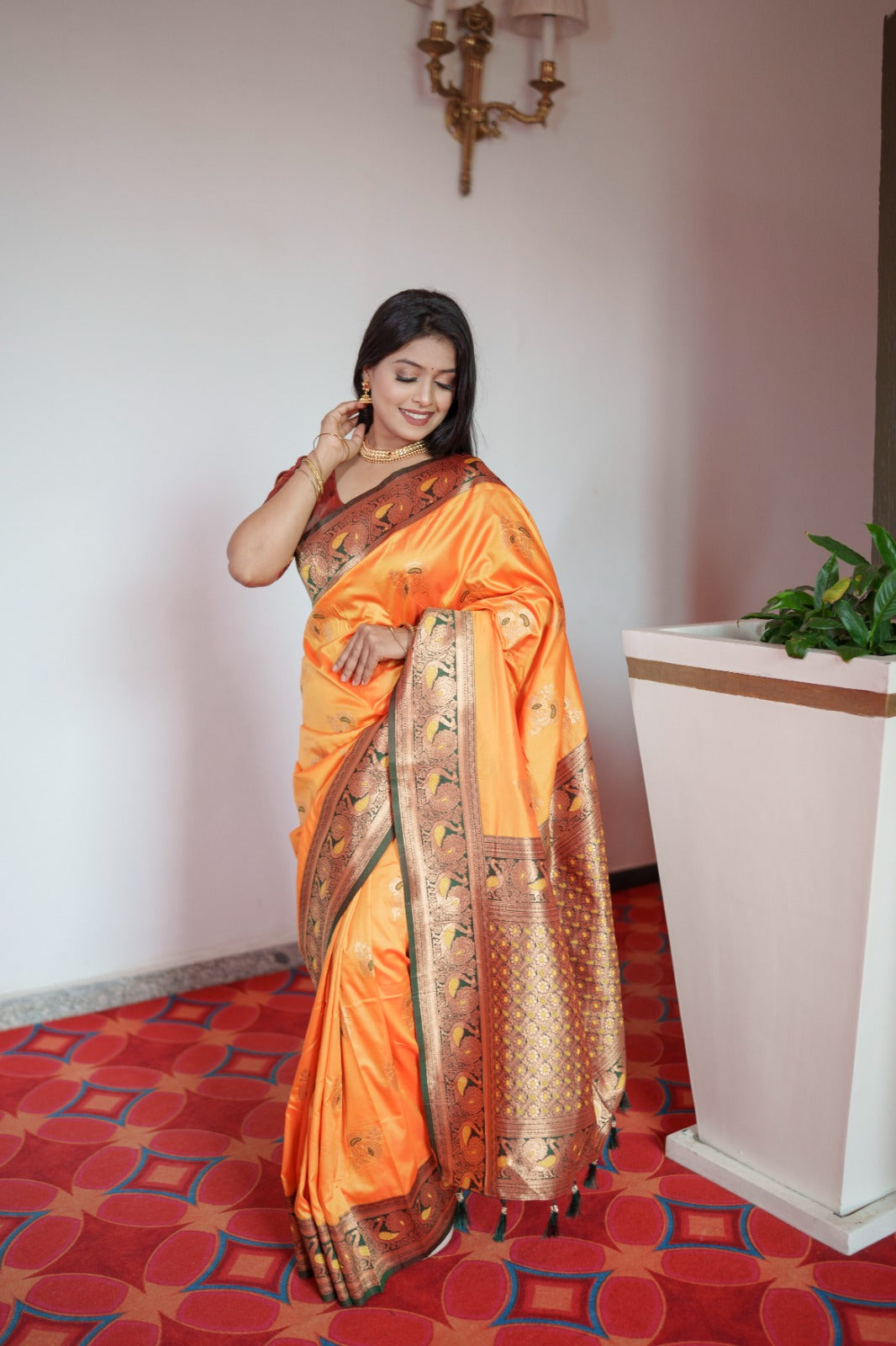 *❣️🦚Peacock hues dancing on silk threads A symphony of tradition in a Paithani saree.🦚❣️*