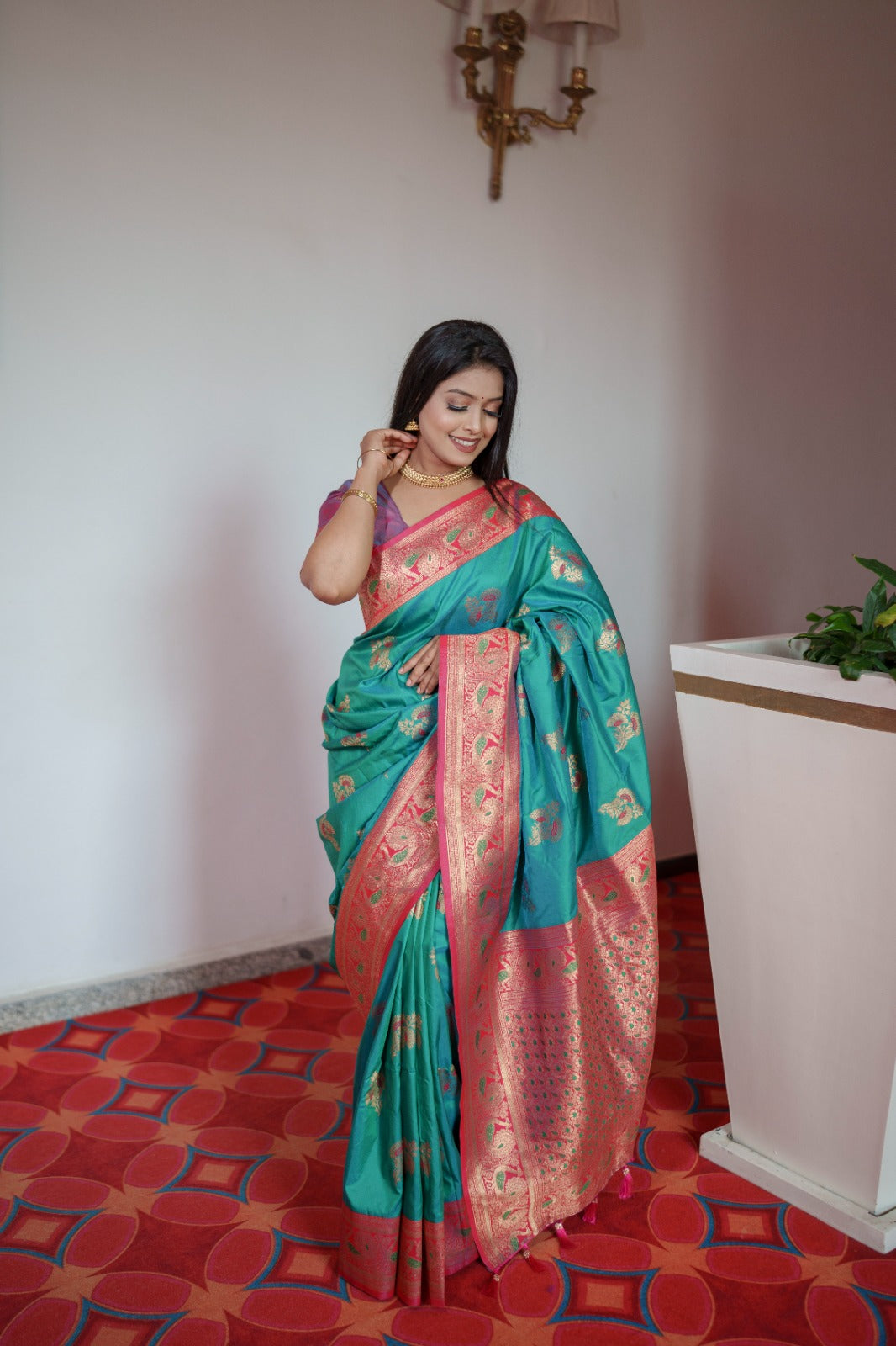 *❣️🦚Peacock hues dancing on silk threads A symphony of tradition in a Paithani saree.🦚❣️*