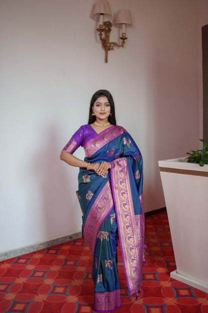 *❣️🦚Peacock hues dancing on silk threads A symphony of tradition in a Paithani saree.🦚❣️*