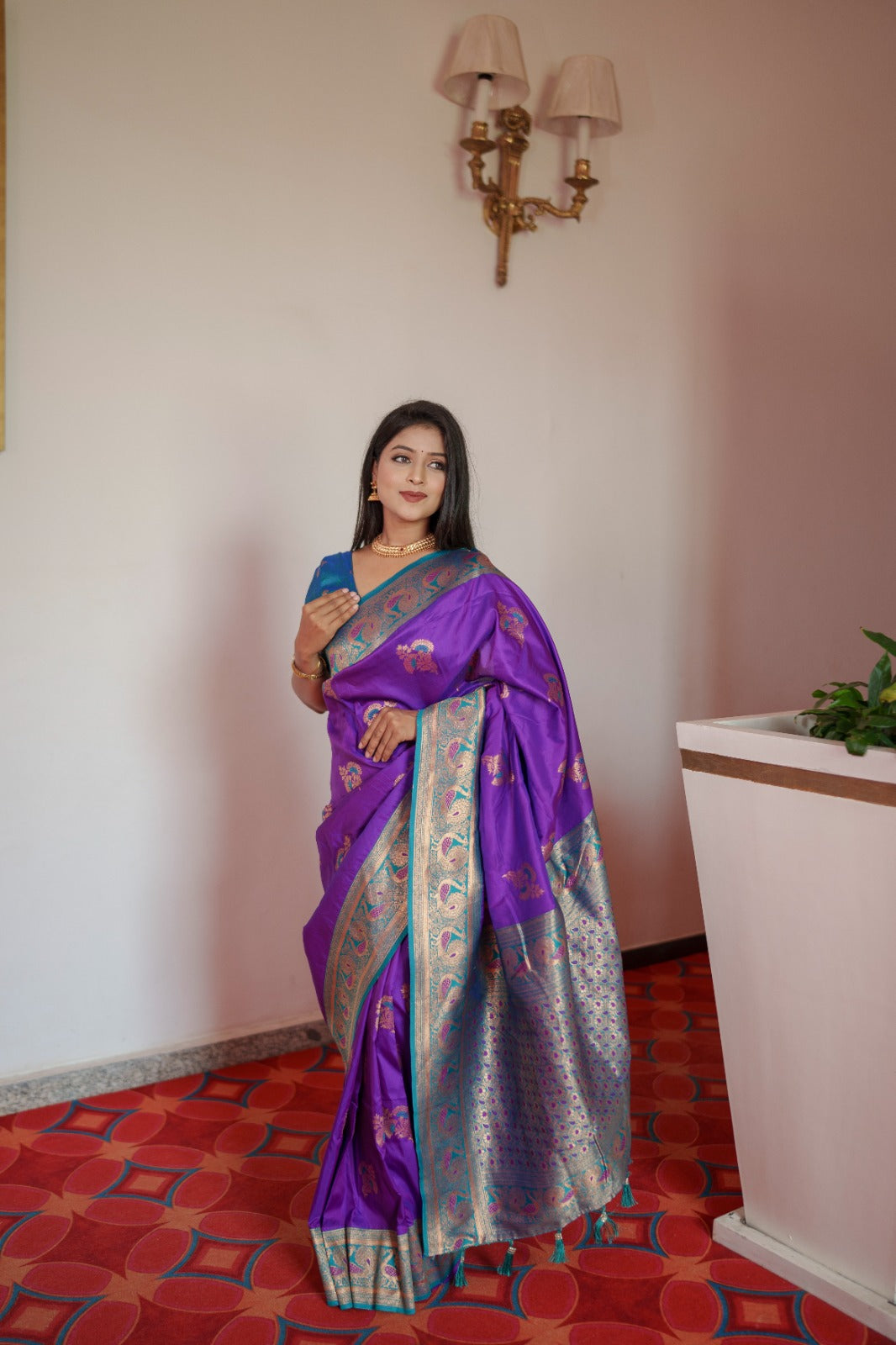 *❣️🦚Peacock hues dancing on silk threads A symphony of tradition in a Paithani saree.🦚❣️*