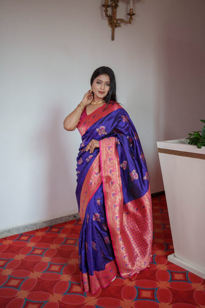 *❣️🦚Peacock hues dancing on silk threads A symphony of tradition in a Paithani saree.🦚❣️*