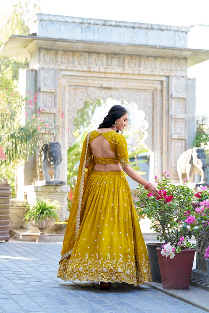 🌷 Lehenga Choli 🌷 A warm embrace of mustard elegance and artistry 🌻