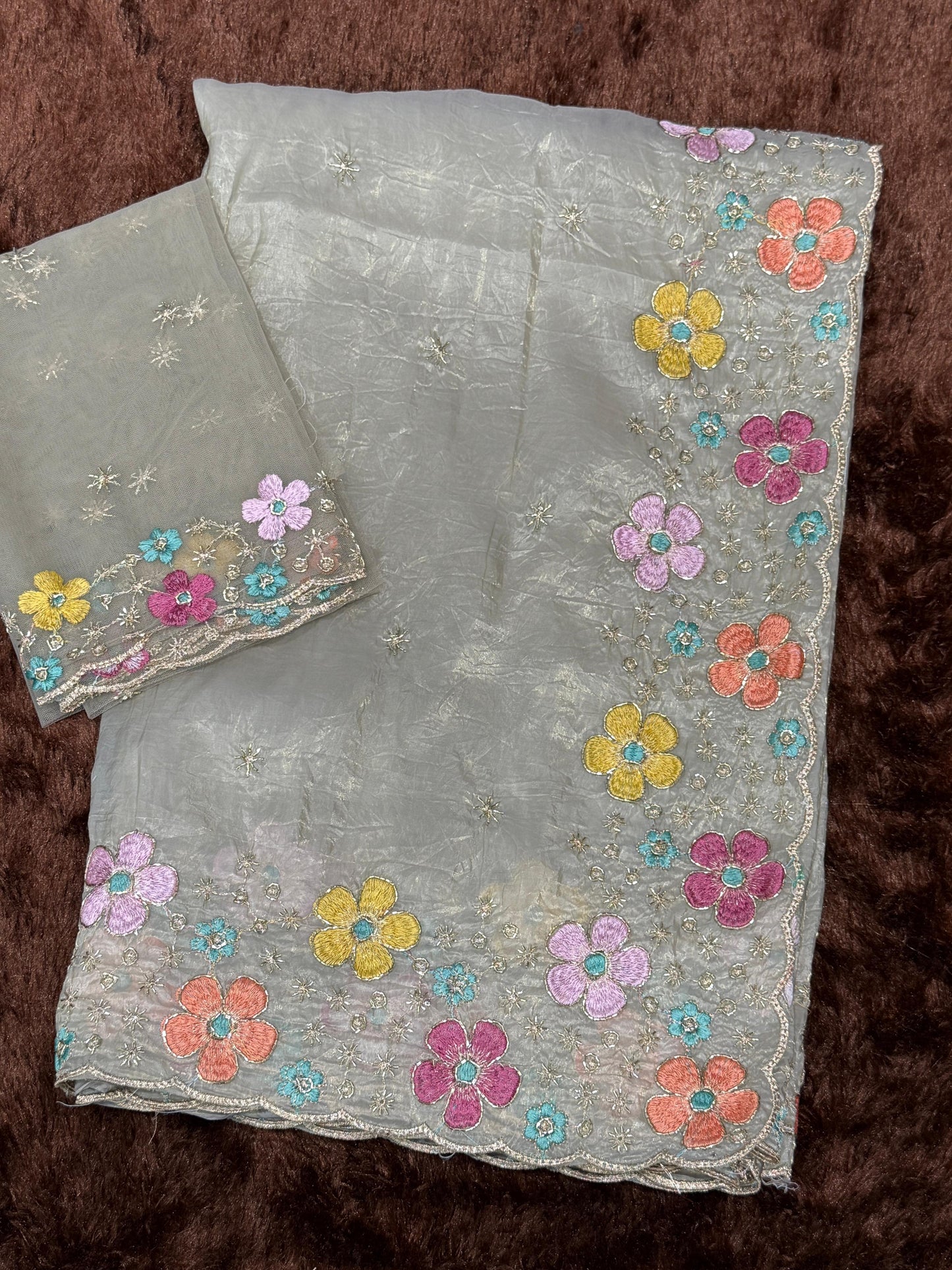 A perfect festive beauty, Grace meets glamour in this ethereal dusty beige colored saree adorned with exquisite beads embroidery with thread work. Perfect for any celebration.