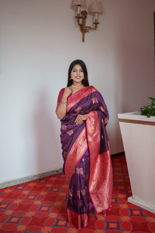 *❣️🦚Peacock hues dancing on silk threads A symphony of tradition in a Paithani saree.🦚❣️*