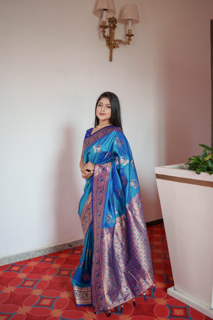 *❣️🦚Peacock hues dancing on silk threads A symphony of tradition in a Paithani saree.🦚❣️*